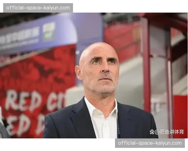 特写镜头：终场哨响，拜仁主帅齐达内独自在教练席沉思良久